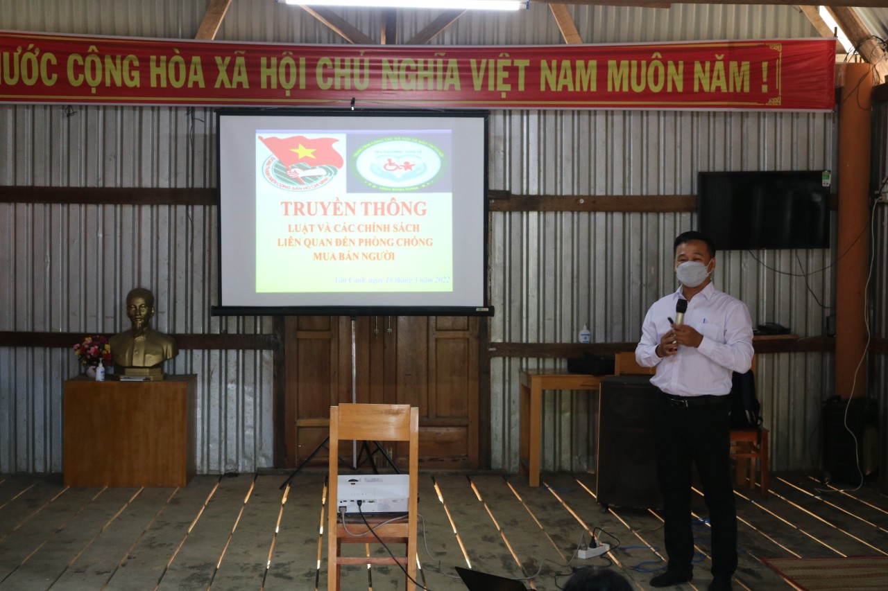 Đồng chí Nguyễn Minh Phát báo cáo tại buổi truyền thông về Luật và các chính sách liên quan đến phòng, chống mua bán người tại xã Canh Liên, huyện Vân Canh