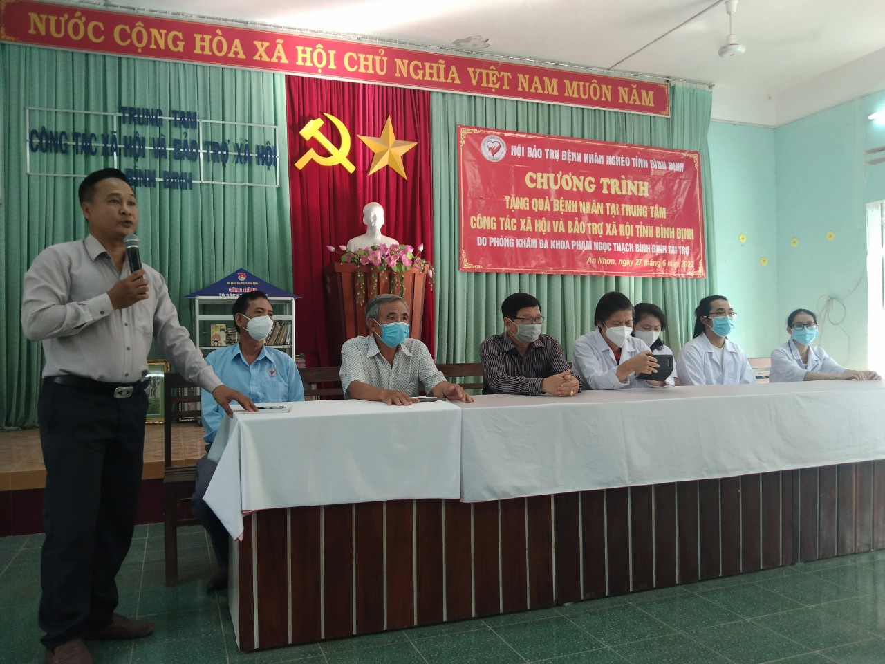 Ông Phan Minh Hải - Phó Chủ tịch thường trực Hội Bảo trợ bệnh nhân nghèo Bình Định (người ngồi thứ hai từ trái sang)