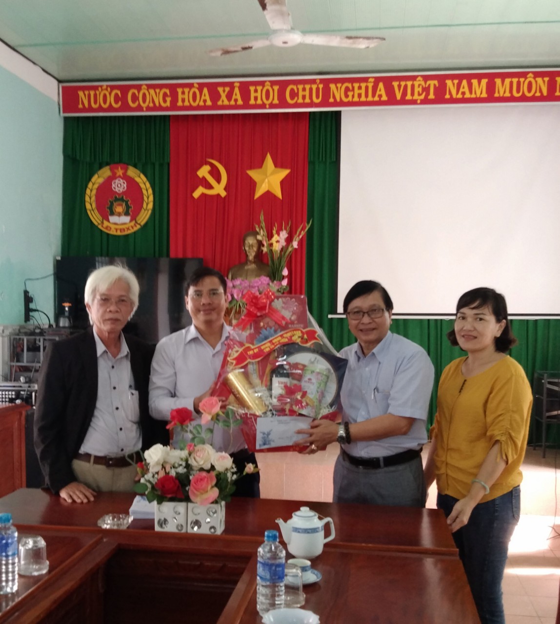 Ông Mai Xuân Tiến (người thứ hai từ trái sang) - Phó Chủ tịch UBND thị xã An Nhơn đến thăm và tặng quà Tết Quý Mão 2023
