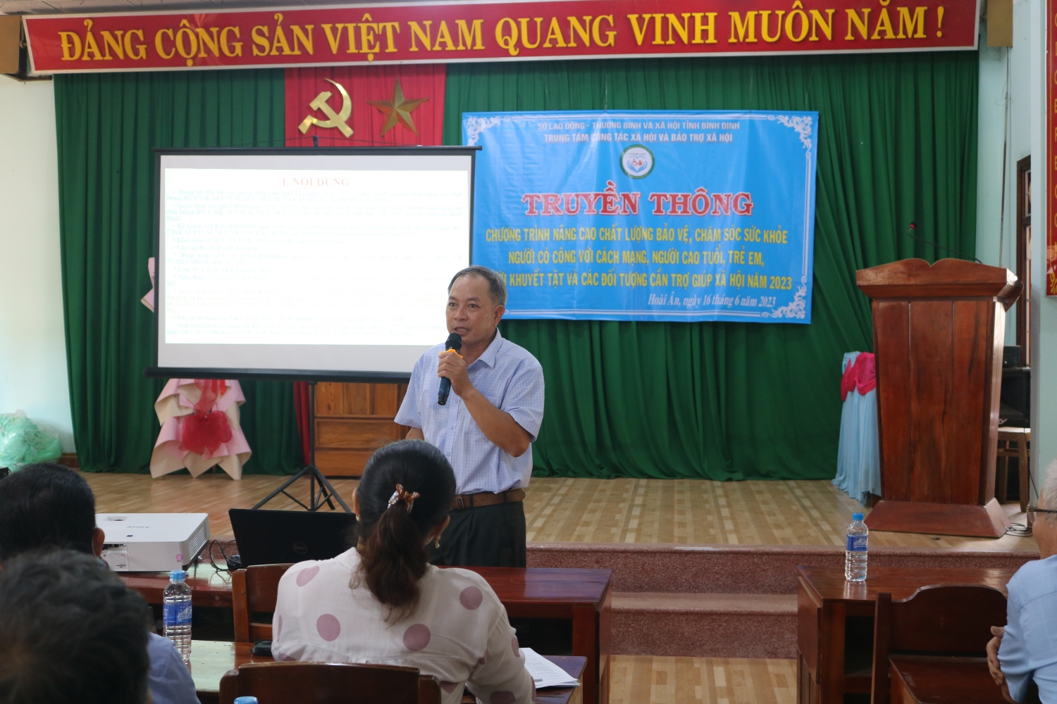Đồng chí Phan Tuấn Kiệt báo cáo tại buổi truyền thông về Chương trình nâng cao chất lượng bảo vệ, chăm sóc sức khỏe người có công với cách mạng, người cao tuổi, trẻ em, người khuyết tật và đối tượng cần sự trợ giúp xã hội tại xã Ân Tường Đông, Hoài Ân