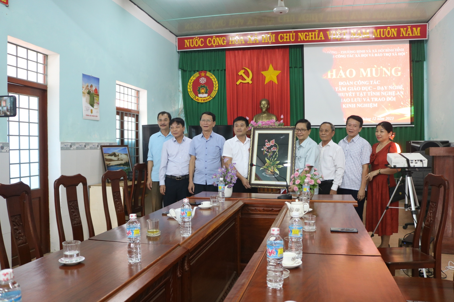 Ông Vi Ngọc Quỳnh (người thứ ba từ trái sang) - Phó Giám đốc Sở Lao động và Thương binh - Xã hội Nghệ An, Ông Nguyễn Mạnh Thắng (người thứ tư từ trái sang) - Giám đốc Trung tâm Giáo dục - Dạy nghề người khuyết tật