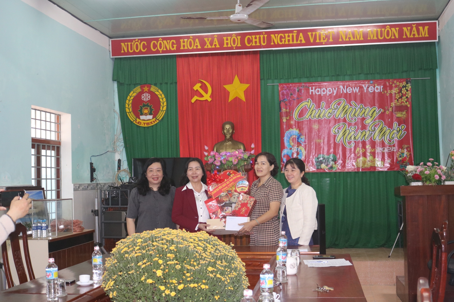 Bà Lý Tiết Hạnh (người thứ hai từ trái sang) - Tỉnh ủy viên, Phó Trưởng đoàn chuyên trách Đoàn đại biểu Quốc hội tỉnh; Bà Ngô Thị Kim Thu (người thứ nhất bên trái) - Phó Giám đốc Ngân hàng Nhà nước chi nhánh Bình Định