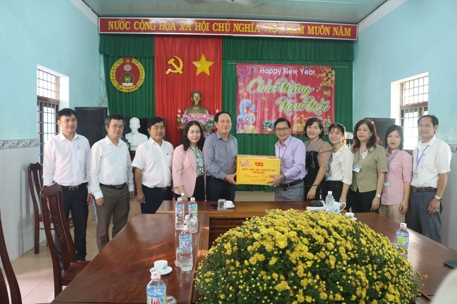 Ông Phạm Anh Tuấn (người thứ năm từ trái sang) - Phó Bí thư Tỉnh ủy, Chủ tịch UBND tỉnh Bình Định đến thăm và tặng quà Tết Giáp Thìn - 2024