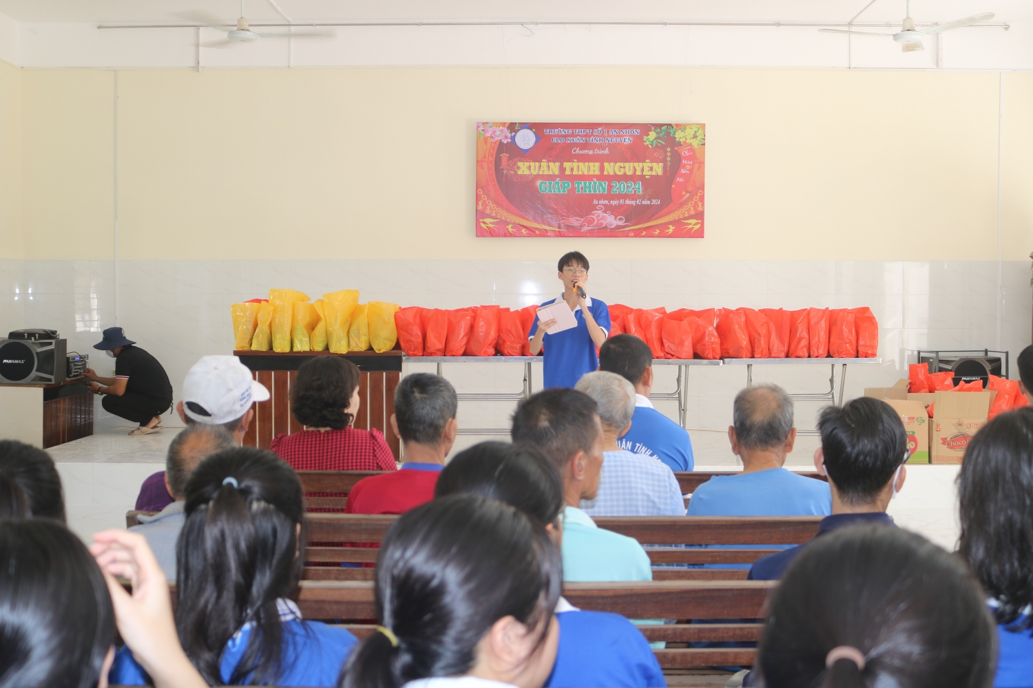 Câu lạc bộ Xuân thiện nguyện của Trường THPT An Nhơn I đến thăm và tặng quà Tết