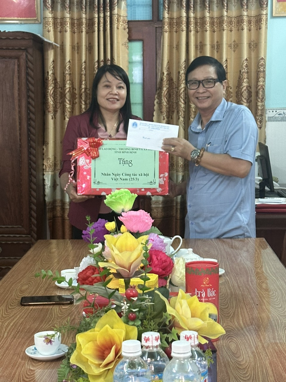 Bà Nguyễn Thị Thế Vy - Phó Giám đốc Sở Lao động và Thương binh - Xã hội Bình Định đến thăm và tặng quà nhân kỷ niệm ngày Công tác xã hội Việt Nam - ngày 25/3