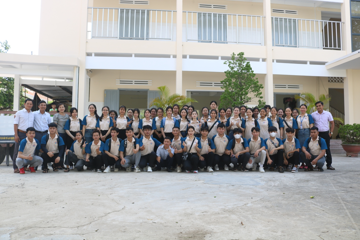 Sinh viên K45 ngành Công tác xã hội trường Đại học Quy Nhơn đi thực tế