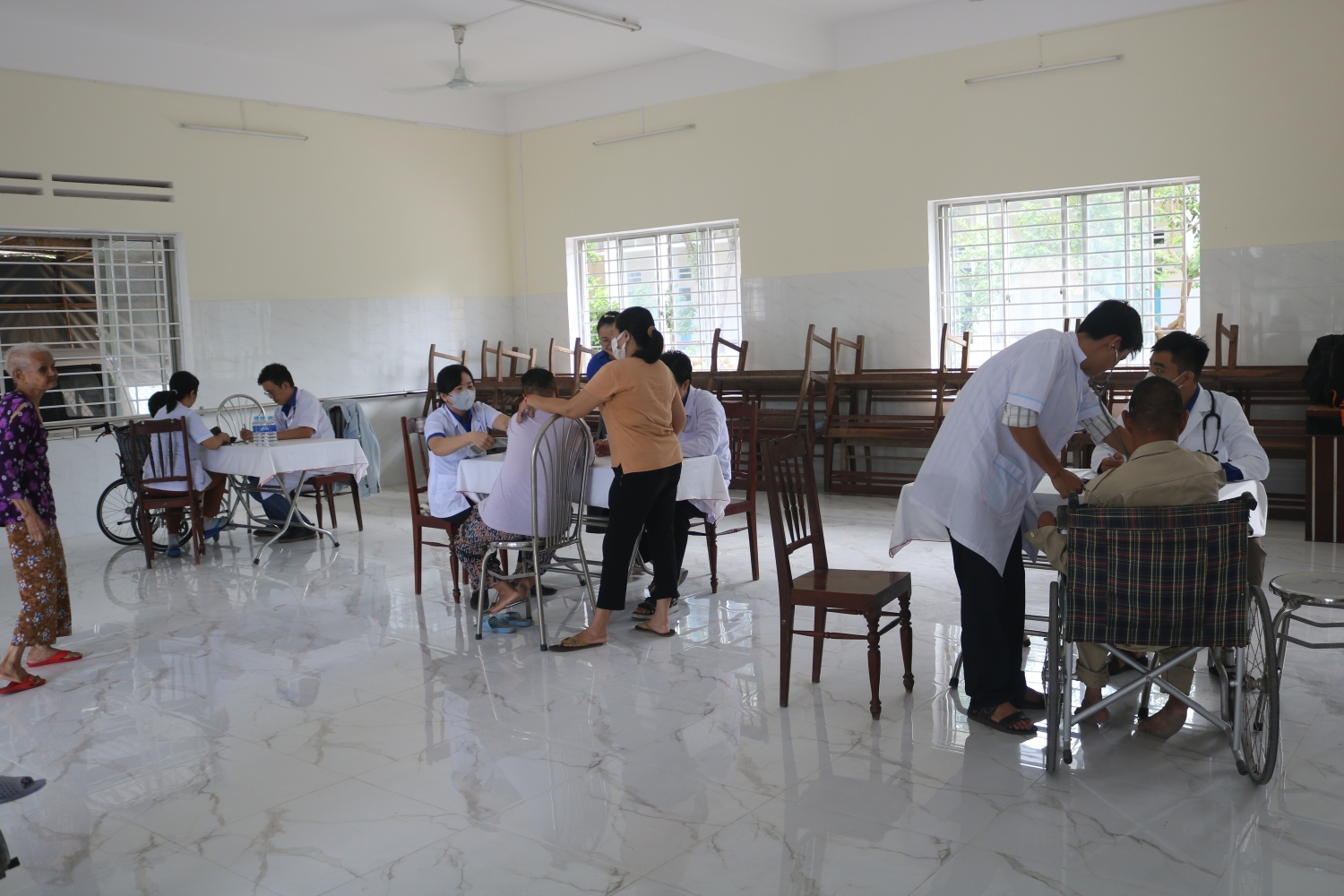 Các bác sĩ đang khám cho các đối tượng tại Hội trường Trung tâm