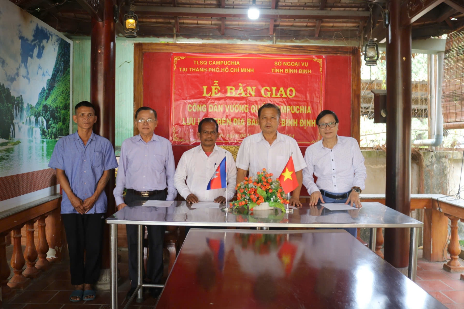 Ông Võ Đình Kha (người thứ hai từ phải sang) - Phó Giám đốc Sở Ngoại vụ tỉnh Bình Định và ông Keo Bunrith (người thứ ba từ phải sang) - Tổng lãnh sự quán Vương quốc Campuchia tại TP Hồ Chí Minh