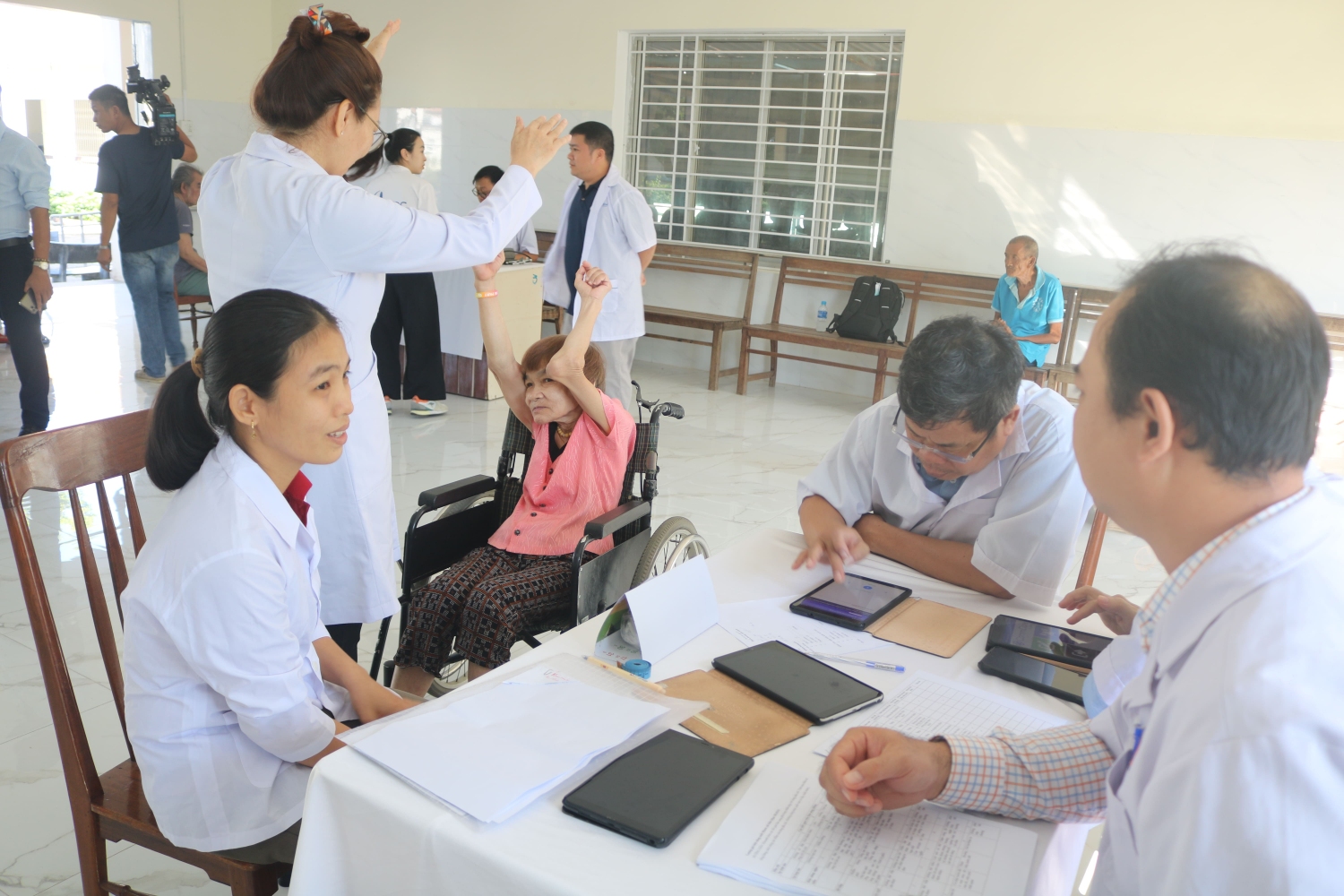 Các bác sĩ đang thăm khám cho các đối tượng người khuyết tật tại Trung tâm