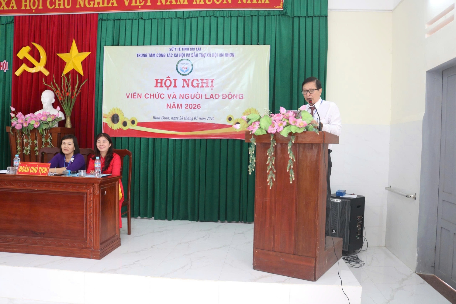 Ông Phan Đình Nhiệp - Giám đốc Trung tâm Công tác xã hội và Bảo trợ xã hội An Nhơn - phát biểu tại Hội nghị