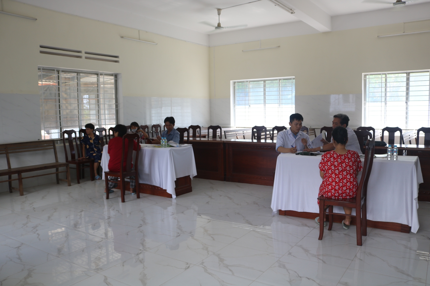 Đoàn bác sĩ Bệnh viện Tâm thần Quy Nhơn đến khám sàng lọc sức khỏe tâm thần cho các đối tượng đang được chăm sóc, nuôi dưỡng tại Trung tâm