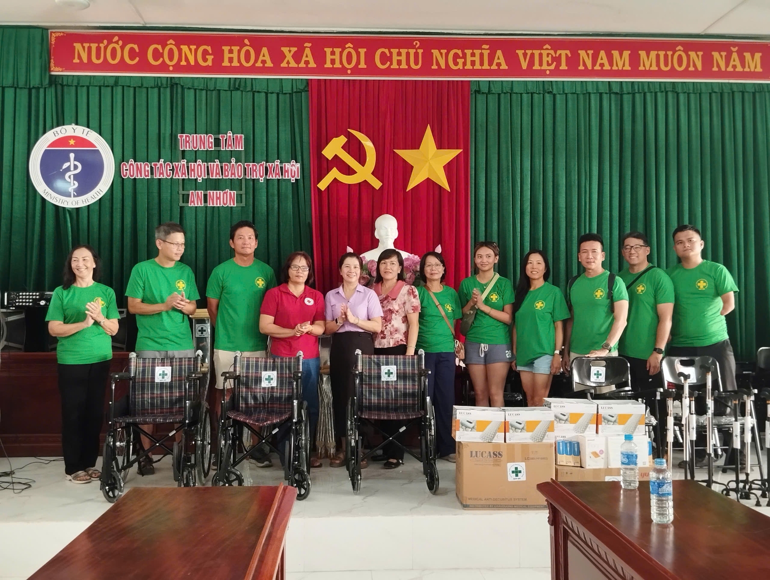 Tổ chức SAP-VN phối hợp với Hội Chữ thập đỏ tỉnh Gia Lai đã đến trao tặng nhiều phần quà ý nghĩa cho người khuyết tật, người cao tuổi và trẻ em  tại Trung tâm.
